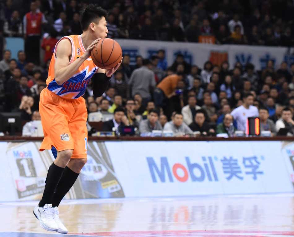 顾全力压上海内线，高高跃起抢下关键篮板，为深圳队争取到宝贵球权。