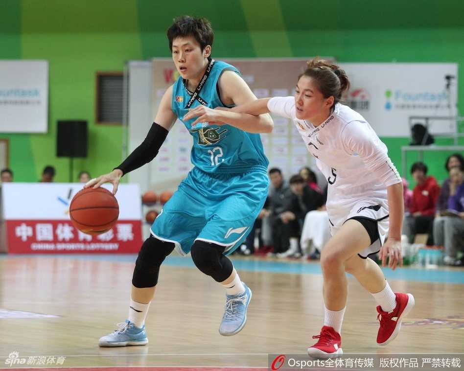 江苏女篮主场队员眼神坚毅，在防守端筑起铜墙铁壁，试图阻挡大庆队的猛烈攻势。