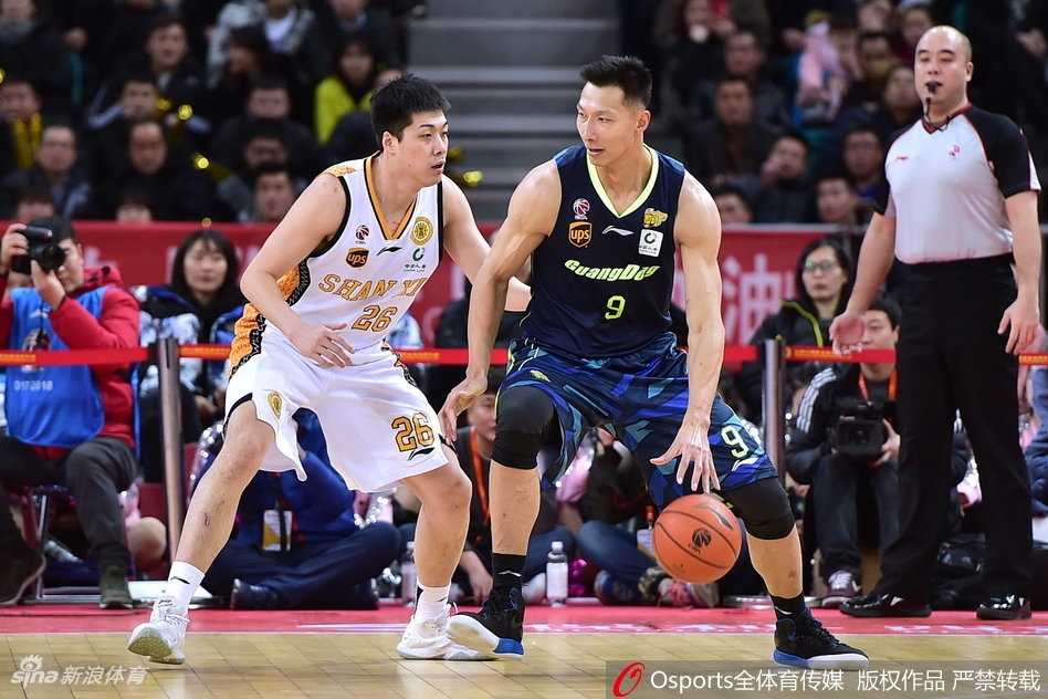 终场哨响后，山西队年轻球员双手叉腰低头不语，汗水沿着发梢滴落在地板上，眼神中满是对胜利的渴望与不甘，写满了成长的代价。