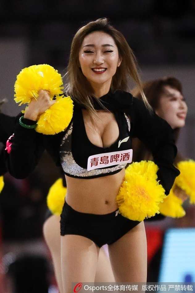 聚光灯下，宝贝们手持金色花球，动作整齐划一挥洒着汗水，脸上洋溢的灿烂笑容比手中的花球更加耀眼夺目。