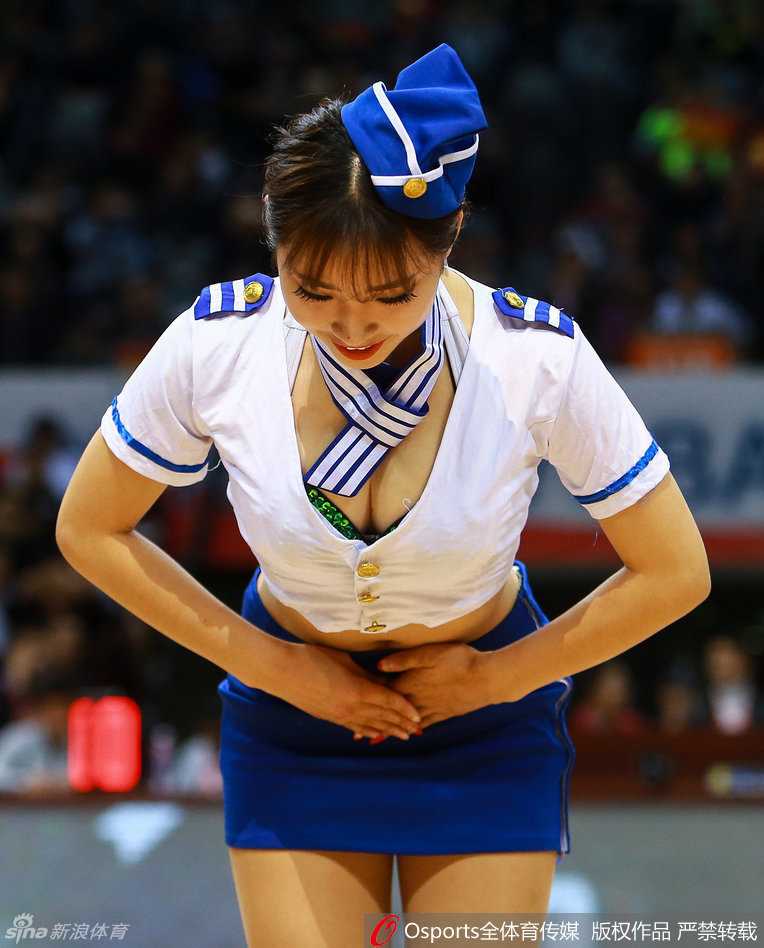 CBA季后赛激战正酣,篮球宝贝热舞瞬间点燃全场激情 篮球宝贝们默契配合,高难度的舞蹈动作整齐划一,飞扬的发丝和热情的舞步,将赛场气氛推向高潮。