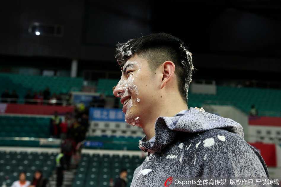 CBA赛场温情一幕:广州龙狮为衡艺丰送上“特别”生日祝福 寿星衡艺丰在毫无防备的情况下,被队友们用蛋糕结结实实地盖在了脸上,瞬间奶油四溅,场面欢乐无比。