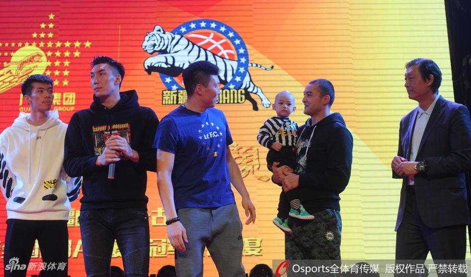 🎉新疆篮球不眠夜:可兰白克激情发言,蒋兴权见证,西热力江抱子同庆 周琦在庆功宴上手持话筒发言,脸上带着青涩而自信的笑容