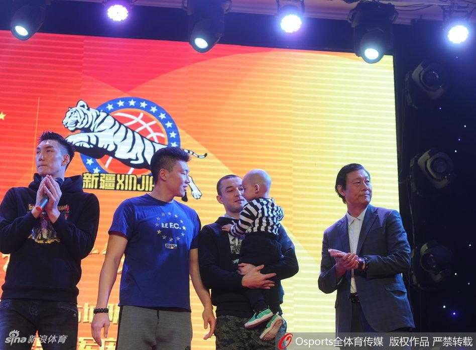 🎉新疆篮球不眠夜:可兰白克激情发言,蒋兴权见证,西热力江抱子同庆 新疆全队上台合影,大家簇拥在一起,共同捧起总冠军奖杯,庆祝这历史性的时刻