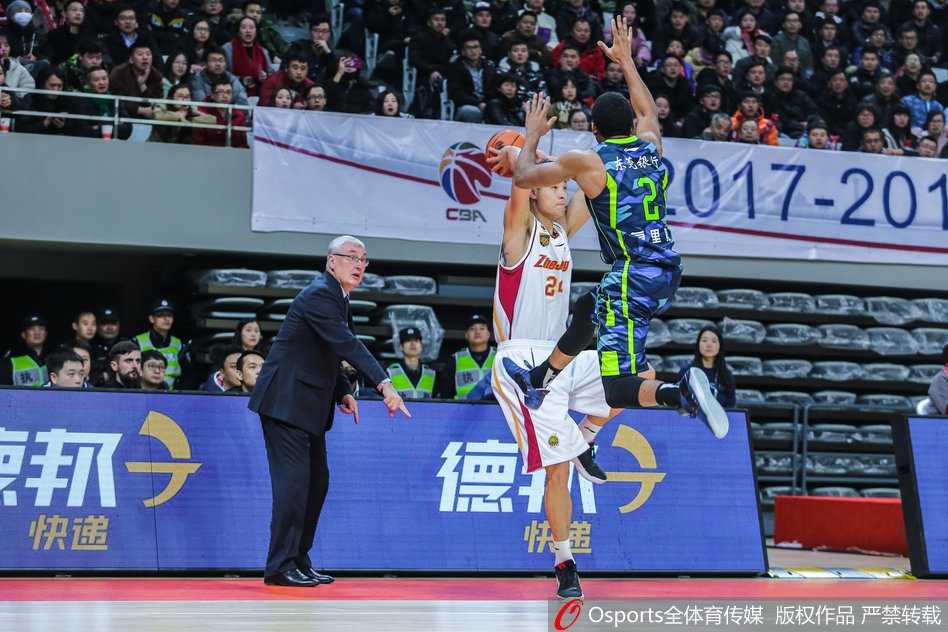福建队王哲林在四川队多人围堵下，强行卡住身位摘下前场篮板，随后利用强壮的身体顶开防守，强硬放篮得手，展现了一夫当关的气势。
