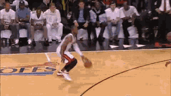 🏀 迷踪幻影·欧洲步大观 🏀 哈登面对防守,不慌不忙,一个犹豫步后突然启动,接着迈出标志性的横向大步,像螃蟹一样从防守人身侧挤过,身体对抗后稳稳上篮。