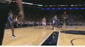 🏀 迷踪幻影·欧洲步大观 🏀 吉诺比利如同一道银色闪电,在活塞队的铁桶阵中扭曲身体,用不可思议的角度将球送进篮筐,仿佛在跳一曲探戈。