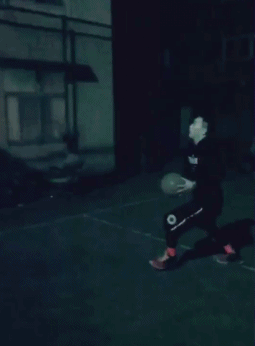 🏀 迷踪幻影·欧洲步大观 🏀 最终,欧洲步的终结一刻:球员在空中滑翔,躲过封盖,用手指轻轻一拨,篮球听话地打板入筐,留下一脸茫然的防守者。