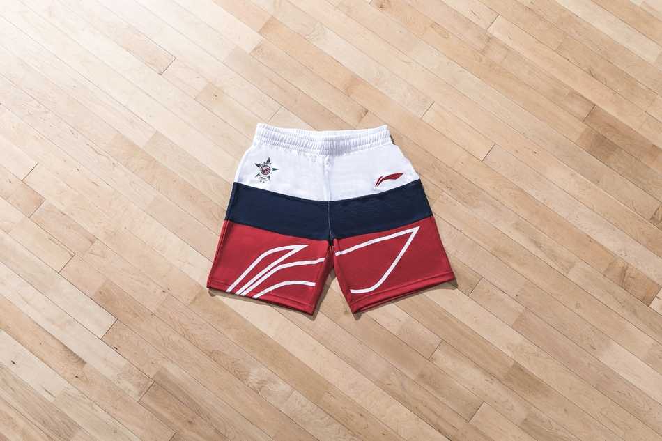 踏入南区明星队的更衣室，映入眼帘的是一片红黑相间的海洋，整齐划一的球衣与热身服静待主人，仿佛在积蓄着南区的王者之气。