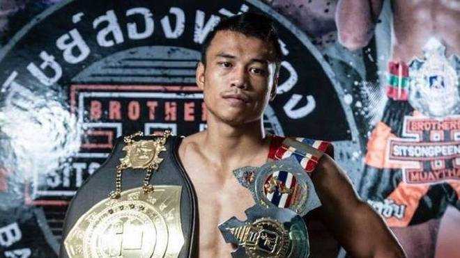 标题：根拳坛成吉思汗铁拳KO黑曼巴，一锤定音定乾坤