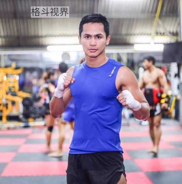 标题：根拳坛成吉思汗铁拳KO黑曼巴，一锤定音定乾坤