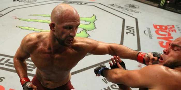 沃尔坎·奥茨德米尔87秒KO梅尼菲尔德重燃争冠希望