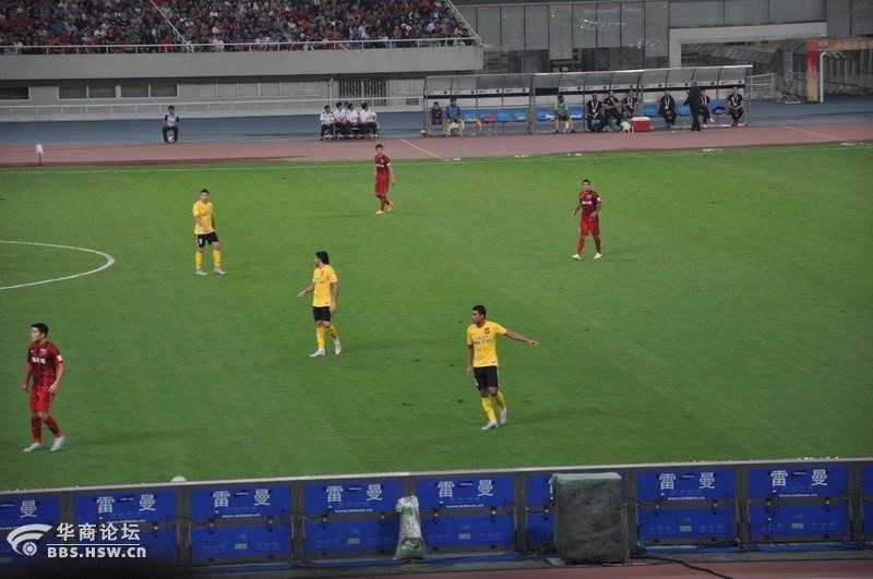 ⚽ 标题：武磊世界波绝杀！上港2-1恒大争冠格局再生变数