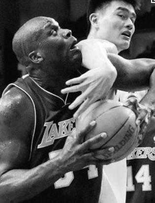 姚明vs奥尼尔圣诞大战：2003年“中锋对决”火箭99-87客场掀翻湖人