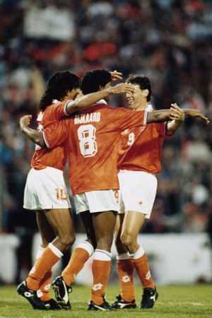 孤胆英雄VS橙色天团：马拉多纳与荷兰三剑客的意甲巅峰对决