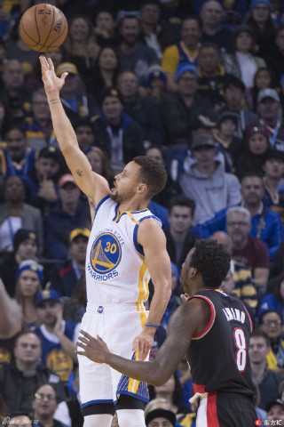 勇士129-123逆转开拓者 克林根14+8库里末节爆发