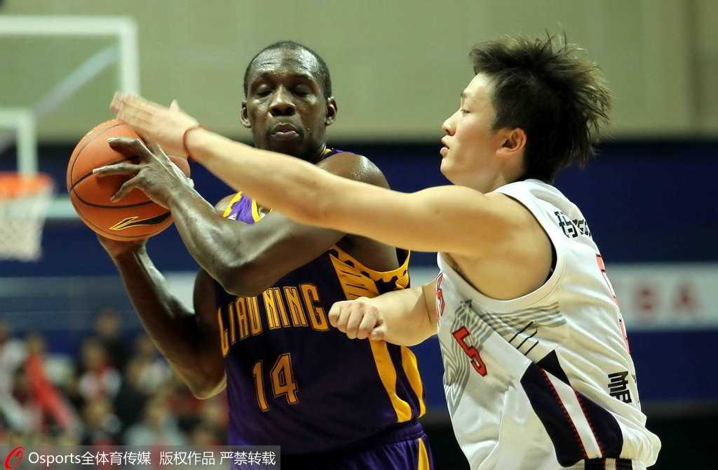 辽宁男篮90-84力擒巴西圣保罗明星队，丛明晨6记三分轰21分